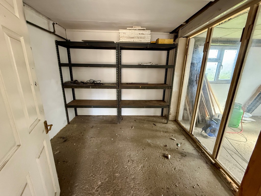 Lot: 75 - FREEHOLD SITE WITH WORKSHOP, OFFICE, HARDSTANDING AND PARKING - Workshop store room